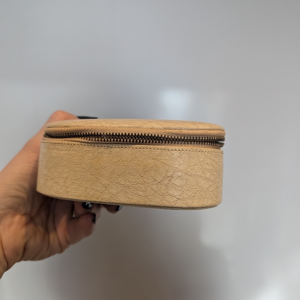 Elegant Cream Jewelry Case - Picture 5 of 9